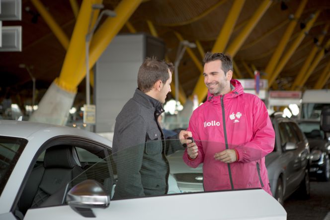 Un agente de Llollo en la T4 del aeropuerto de Barajas.