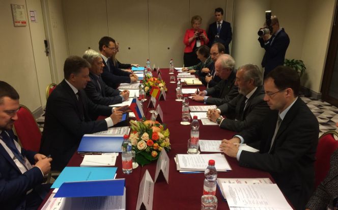 Representantes del Ministerio español de Fomento, a la derecha, y del Ministerio ruso de Transportes durante la reuión celebrada en Moscú (Rusia).