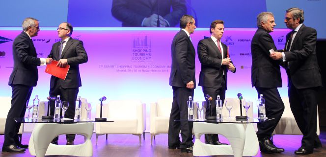 De izquierda a derecha, Celestino García, vicepresidente de Samsung; Luis Gallego, presidente de Iberia; Juan Antonio Alcaraz, director general de CaixaBank; Dimas Gimeno, presidente de El Corte Inglés; Juan Antonio Samaranch, presidente del Summit Shopping Tourism & Economy, y José Luis Perelli, presidente de EY, en Madrid.