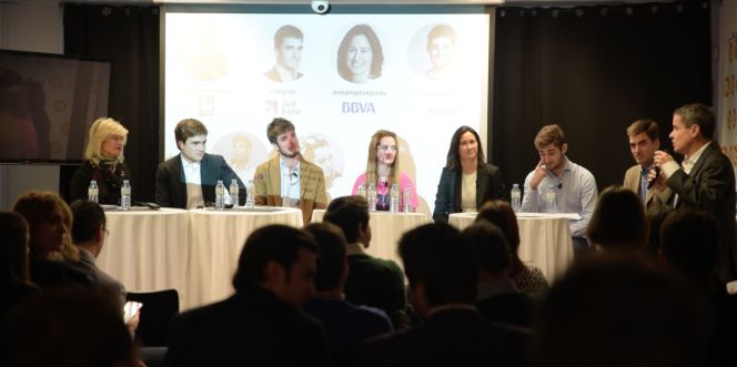Paz Comesaña, directora de marketing de Evo; Eduardo Ortiz, consejero de Civeta; Pablo González, fundador de Pangea; Blanca Gema, participante en el estudio; María José Jordá, responsable de transformación en BBVA; Néstor Palao, cofundador de Bonsai.cash; y Fernando Egido, consejero delegado de Self Bank y Fernando Polo, de Territorio Creativo, en la presentación del informe.