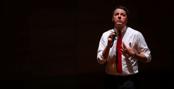 El primer ministro italiano, Matteo Renzi, durante un mitin a favor del Sí en el referéndum del 4 de diciembre sobre la reforma de la Constitución.