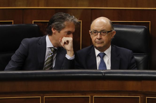 El ministro de Fomento, Íñigo de la Serna, conversa con el ministro de Hacienda, Cristóbal Montoro, durante la sesión de control al Gobierno que se celebra hoy en el Congreso de los Diputados.