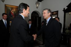 Luis Fortuño, a la izquierda, saluda al consejero delegado de Abertis, Francisco Reynés, en un acto celebrado en 2011 en San Juan (Puerto Rico).