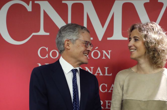 El nuevo presidente de la Comisión Nacional del Mercado de Valores, Sebastián Albella, y la vicepresidenta de la CNMV, Ana María Martínez-Pina,.