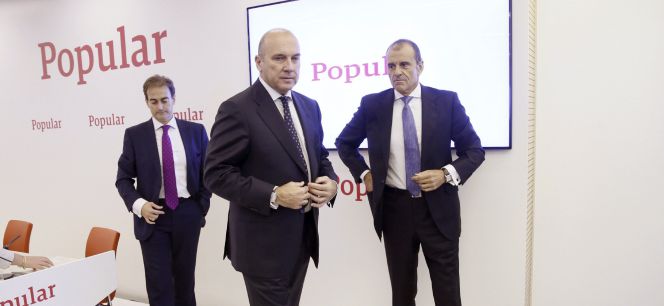El consejero delegado del Banco Popular, Pedro Larena (c), acompañado por el director financiero y el subdirector general de la entidad, Javier Moreno (i) y Carlos Balado (d), respectivamente, durante una rueda de prensa. EFEArchivo