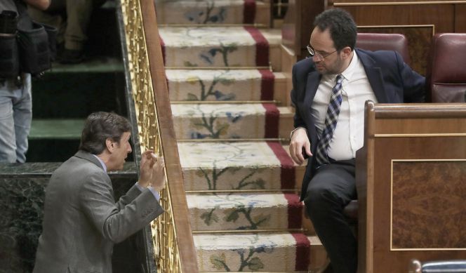 Los portavoces socialista, Antonio Hernando (izquierda) y Popular, Rafael Hernando, en la sesión de control del Congreso.