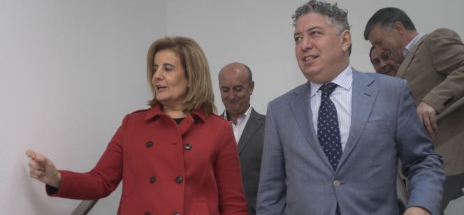 La ministra de Empleo y Seguridad Social, Fátima BáñeZ (i), acompañada del secretario de Estado de la Seguridad Social, Tomás Burgos.