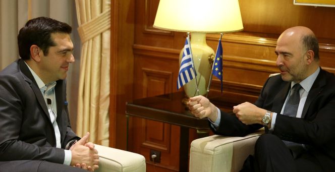 Reunión del primer ministro griego, Alexis Tsipras, con el comisario europeo de economía, Pierre Moscovici, el lunes en Atenas.