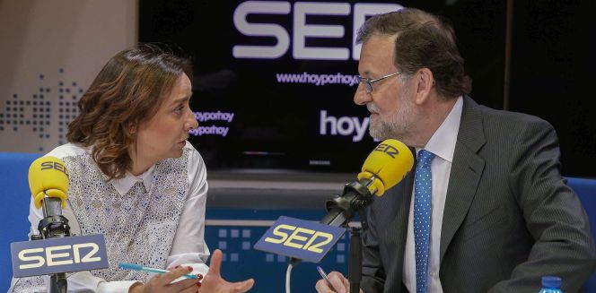 El presidente del Gobierno, Mariano Rajoy, junto a la periodista Pepa Bueno, durante una entrevista en el progarma "Hoy por hoy", de la Cadena Ser.