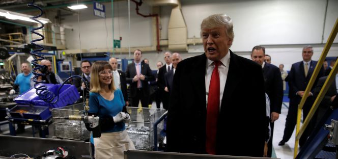 Donald Trump, el jueves en la fábrica de Carrier de Indianápolis.