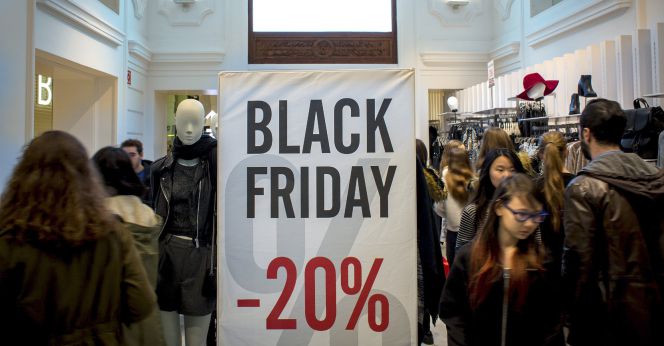 Cientos de personas realizan compras en una zona comercial de Valencia durante las rebajas del 'Black Friday'. EFEArchivo