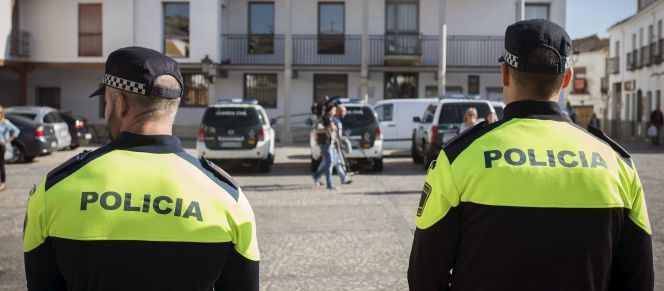 Dos policías municipales en Valdemoro.