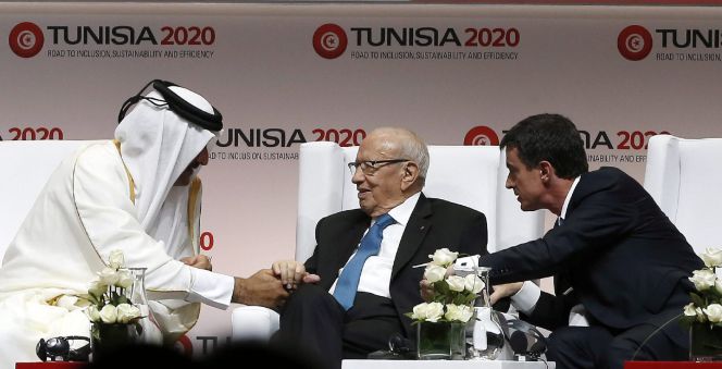 El primer ministro francés, Manuel Valls, y el emir de Catar, el jeque Tamim bin Hamad al Thani, conversan con el presidente tunecino, Beji Caid Essebsi (c) durante la inauguración de la conferencia "Túnez 2020" el 29 de noviembre de 2016 en Túnez (Túnez).