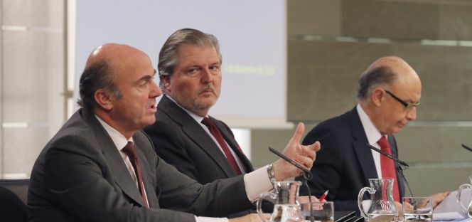 El ministro de Educación, Cultura y Deporte, Íñigo Méndez de Vigo, junto al ministro de Economía, Industria y Competitividad, Luis de Guindos (a la izquierda), y el ministro de Hacienda, Cristóbal Montoro, durante la rueda de prensa posterior a la reunión del Consejo de Ministros.