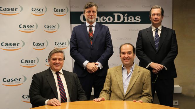 Pie de Foto: De pie, Juan José Cotorruelo, director de vida y pensiones de Caser, junto a Beltrán de la Lastra, presidente de Bestinver. Sentados, Ramón Pereira, director general de Franklin Templeton España, y Alfonso de León, copresidente de Finizens