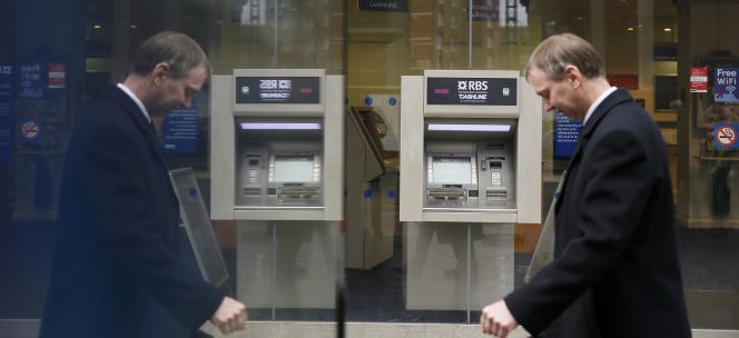 Un peatón pasa delante de una oficina de Royal Bank of Scotland, en Londres.