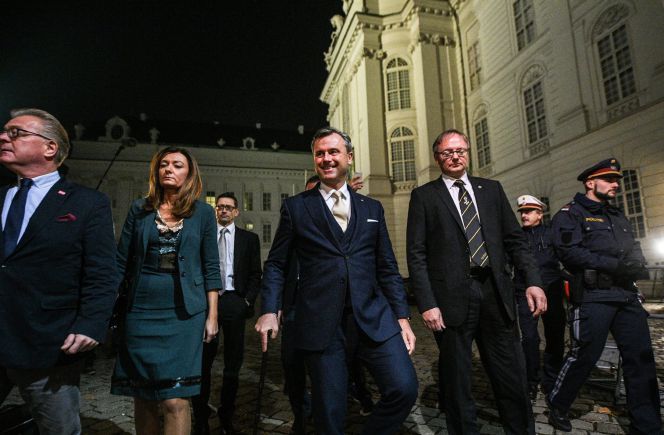 El candidato ultraderechista llega al Palacio de Hofburg tras cerrarse la jornada electoral.