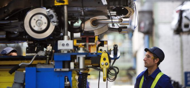 Un trabajador en la cadena de montaje de la factoría de Ford.