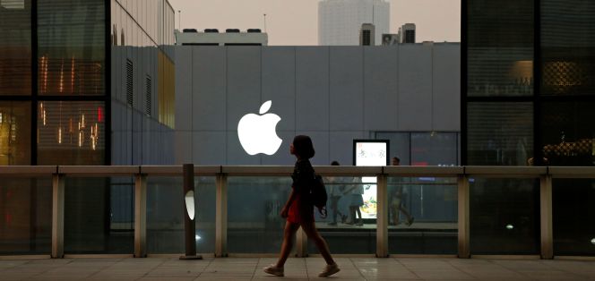 Una mujer pasa por delante de una tienda de Apple en Pekín.