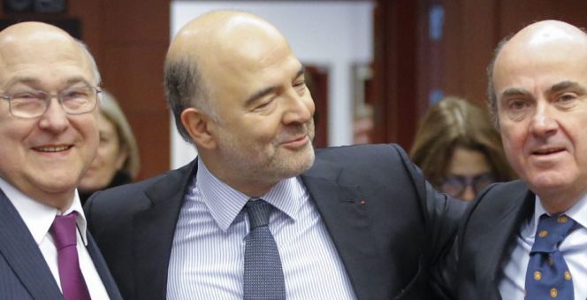 El comisario europeo de Asuntos Económicos, Pierre Moscovici (c), saluda al ministro español de Economía, Luis de Guindos (d), y al ministro francés de Finanzas, Michel Sapin (i), durante la reunión del Eurogrupo en Bruselas (Bélgica) hoy.