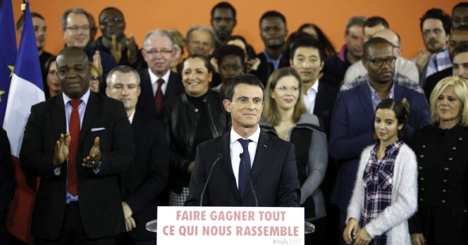 El primer ministro francés, Manuel Valls (c), presenta su candidatura a las primarias socialistas en Évry, cerca de París, Francia, hoy 5 de diciembre de 2016.