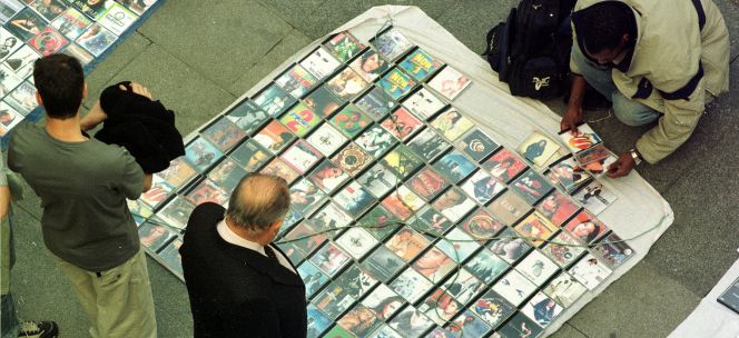 Hacienda detiene al rey del 'top manta' en Barcelona
