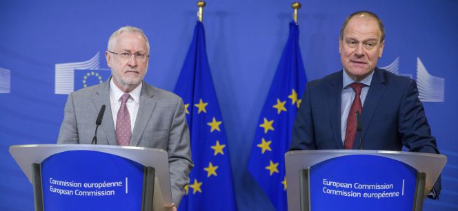 Tibor Navracsics (d), comisario europeo de Educación y Cultura, y el vicesecretario general de la Organización para la Cooperación y el Desarrollo Económico (OCDE), Douglas Frantz, ofrecen una rueda de prensa sobre los resultados del Programa Internacional de Evaluación de Estudiantes (PISA) 2015