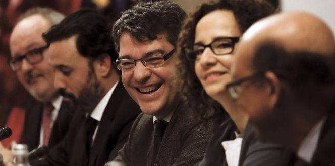 El ministro de Energía, Álvaro Nadal, flanqueado por los portavoces de energía del PP, Guillermo Mariscal, y del PSOE, Pilar Lucio.