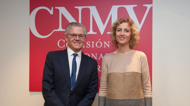Sebastián Albella, presidente de la CNMV, y Ana María Martínez-Pina, vicepresidenta del supervisor.
