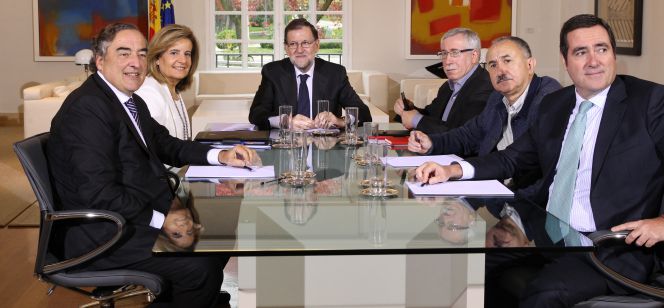 De izquierda a derecha: Juan Rosell (CEOE); Fátima Báñez, ministra de Empleo, Fátima Báñez; Mariano Rajoy, presidente del Gobierno; Ignacio Fernández Toxo (CC OO); Pepe Álvarez (UGT) y Antonio Garamendi (Cepyme).