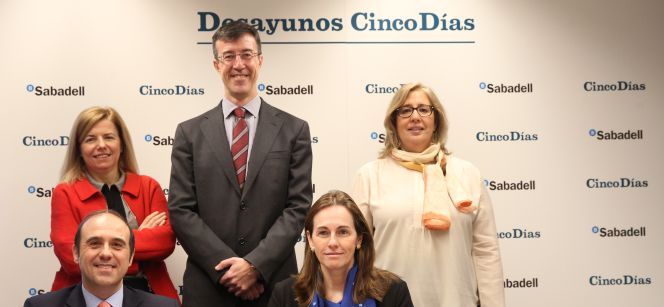 De izquierda a derecha, de pie: Silivia Ávila, subdirectora general y directora de Banca Seguros de Banco Sabadell; Ignacio Perea, Managing director de Novaster; y María Luz Durban, profesora de la Universidad Carlos II de Madrid. Sentados: Jordi García Viña, director de relaciones laborales de CEOE y Flavia Rodríguez-Ponga, directora general de Planes y Fondos de Pensiones del Ministerio de Economía.