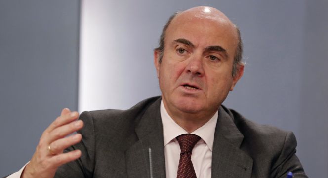 El ministro de Economía, Industria y Competitividad, Luis de Guindos, durante la rueda de prensa posterior a la reunión del Consejo de Ministros celebrada hoy en el Palacio de La Moncloa.