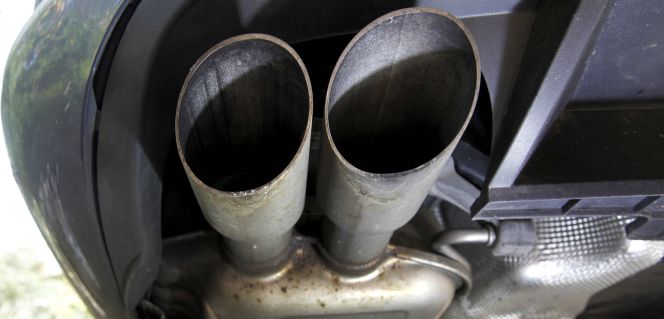 Un tubo de escape de un Volkswagen Passat diesel.