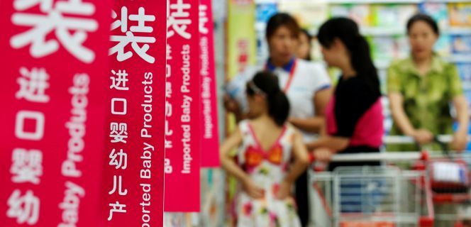 China cumple 15 años en la OMC en tensión con EE UU y la UE