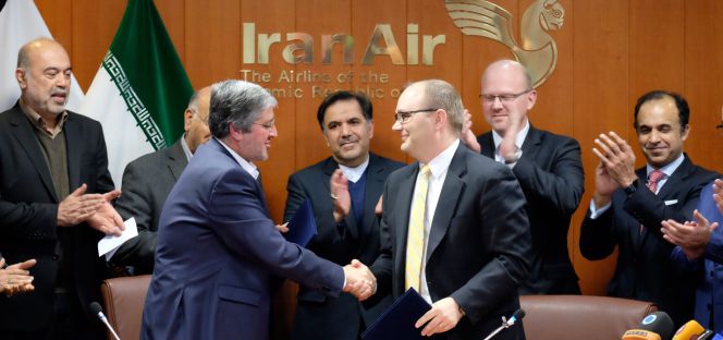 El presidente de Iran Air, Farhard Parwaresh (izda.), y un representante de Boeing.