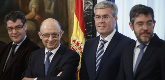 El ministro de Hacienda y Función Pública, Cristobal Montoro, junto al secretario de Estado de Hacienda, José Enrique Fernández de Moya, el secretario de Estado de Presupuestos y Gastos, Alberto Nadal. A su izquieda, el ministro de Energía, Álvaro Nadal.