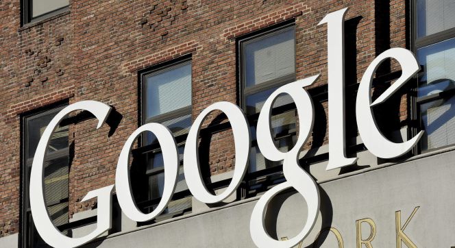 Vista del logotipo de Google, en la sede de su empresa en Nueva York (Estados Unidos).