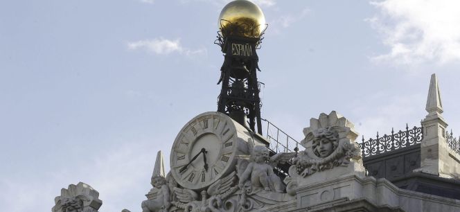 Reloj en la fachada de la sede del Banco de España, en la Plaza de Cibeles en Madrid. EFEArchivo