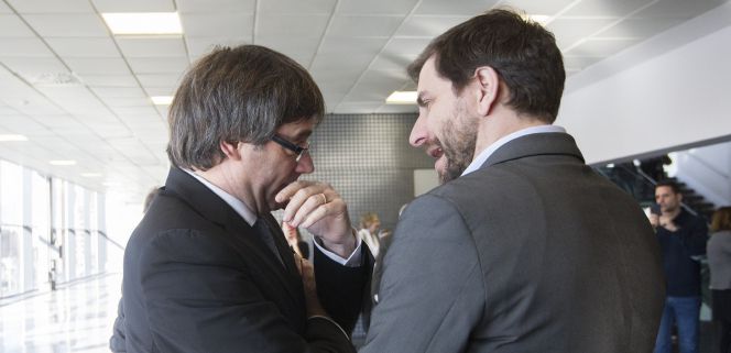 El presidente de la Generalitat, Carles Puigdemont, junto al consejero de Salud, Toni Comín.