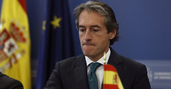 El ministro de Fomento, Íñigo de la Serna, durante la conferencia sectorial con las comunidades autónomas para abordar el nuevo plan de vivienda, esta mañana en la sede del Ministerio.