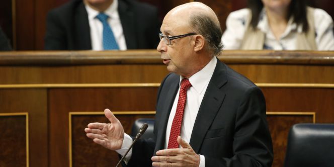 Rajoy sube otra vez impuestos con el único apoyo del PSOE