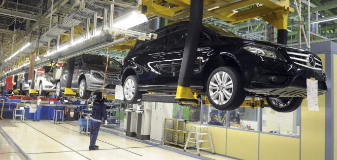 Cadena de montaje de Mercedes Benz en la factoria de Rastatt, Alemania.