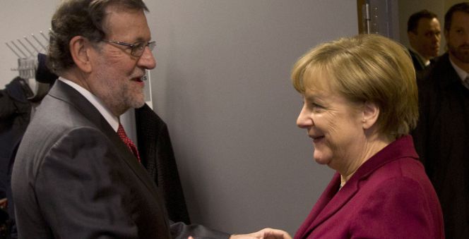 El presidente del Gobierno, Mariano Rajoy (i), durante la reunión que ha mantenido hoy con la canciller alemana, Angela Merkel, previa al Consejo Europeo que se celebra hoy en Bruselas. EFEPresidencia del Gobierno