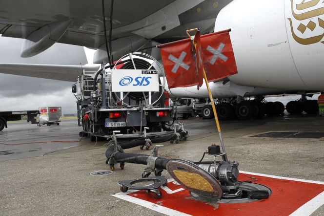 Los depósitos del A380 están en sus alas. Para un vuelo de 7 horas, un Madrid-Dubái, por ejemplo, con el avión completo de pasajeros y carga, en el repostaje se emplean una media de 90.000 kilos de combustible. Un camión con un sistema hidrante –tuberías– conecta unas mangueras al avión desde unos tubos subterráneos por donde pasa el carburante.