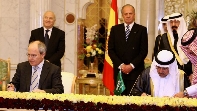 Riad, 9 de abril de 2006. El entonces ministro español de Industria, Turismo y Comercio, José Montilla, y el gobernador de la Agencia Saudí de Inversiones Internacionales (SAGIA), Amr Al Dabbagh, firman un acuerdo que, durante diez años prorrogables, debía proteger las inversiones recíprocas. Les acompañaban el rey Juan Carlos, el rey de Arabia Saudí, Abdullah Bin Abdulaziz Al Saud, y el ministro de Asuntos Exteriores Miguel Ángel Moratinos.