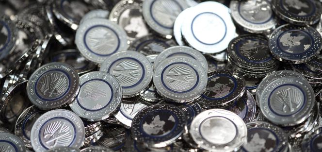 Varias monedas de cinco euros. EFEArchivo