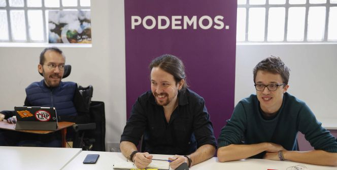 El secretario general de Podemos, Pablo Iglesias (c), el número dos, Íñigo Errejón (d), y el secretario de Organización, Pablo Echenique.