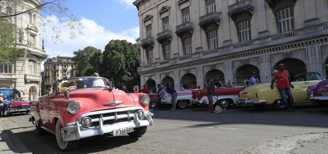 Vista general de una flota de taxis en una calle de La Habana (Cuba). EFEArchivo