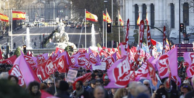 La manifestación convocada hoy por CC OO y UGT en Madrid para recuperar los derechos perdidos y presionar al Gobierno.