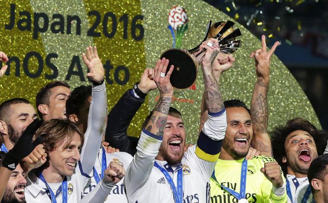 FIFA056. Yokohama (Japan), 18122016.- Real Madrid's captain Sergio Ramos (C) lifts the trophy as his teammates celebrate after winning the FIFA Club World Cup 2016 final between Real Madrid and Kashima Antlers in Yokohama, Japan, 18 December 2016. Real Madrid won 4-2 after extra time. (Mundial de Fútbol, Japón) EFEEPAKIYOSHI OTA